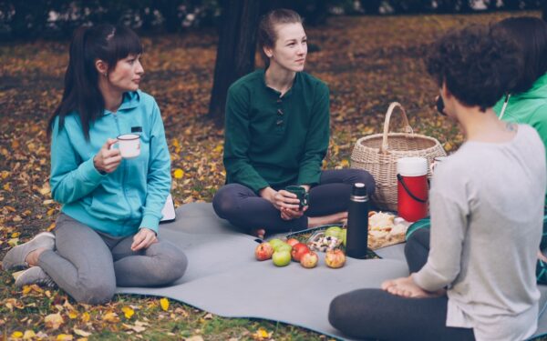 How to plan a relaxed park picnic with your dog