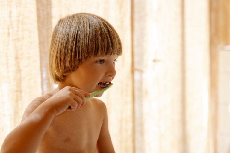 Dog teeth brushing